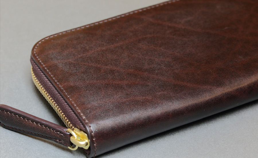 mark_ラウンド長財布02_ダークブラウンの手触り感