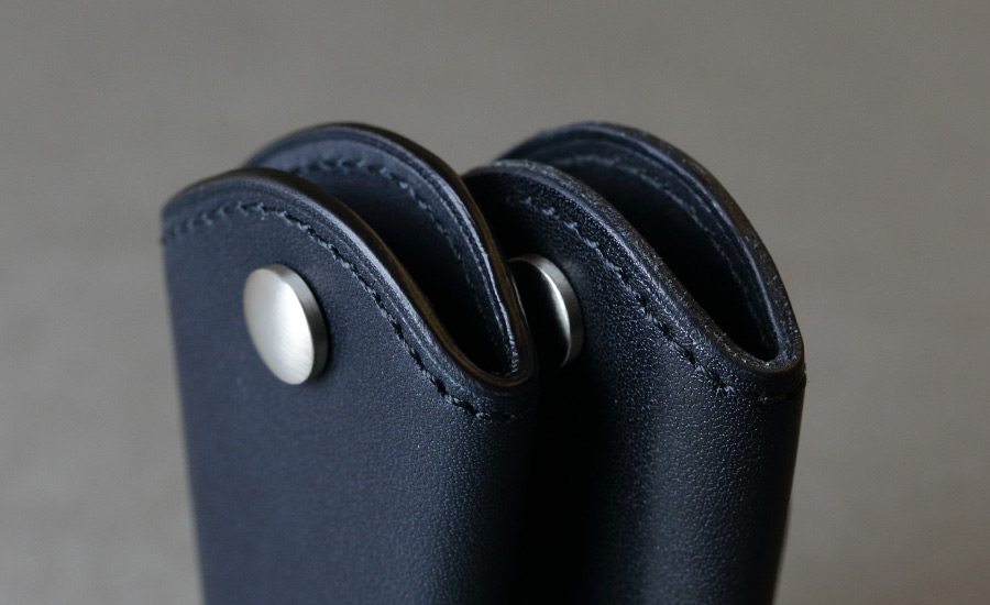 track_キーケース01_藍鉄の新品と並べた時のコバ面の印象