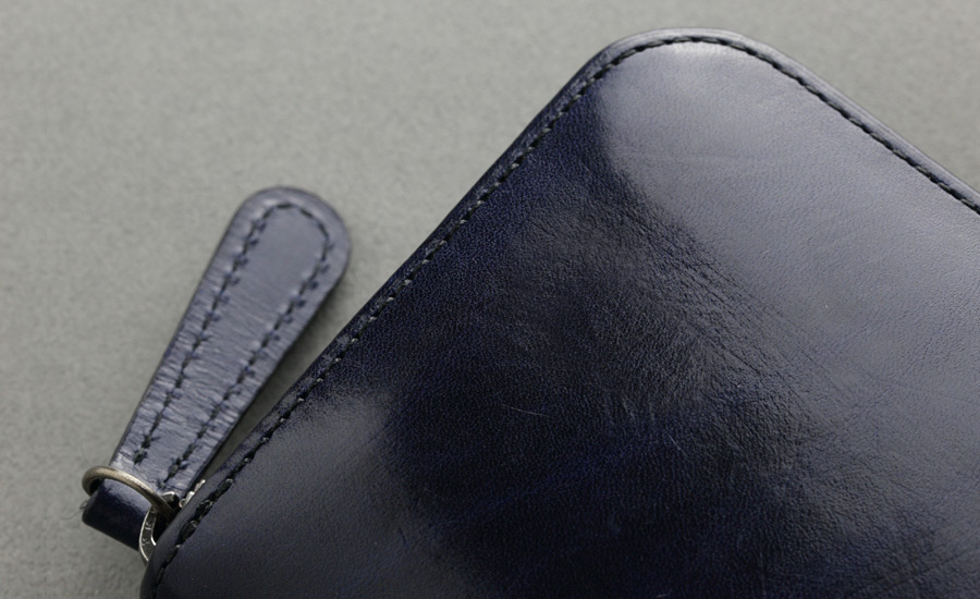 mark_ラウンド長財布02_ネイビーのオイルが消え艶が出てきた箇所