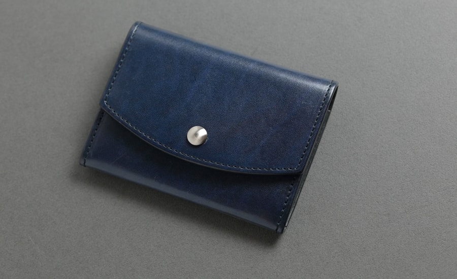 mark_名刺入れ02_ネイビー 表面のエイジング感