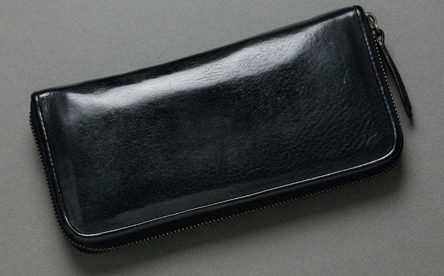 page_ラウンド長財布01_ブラック 表面のエイジング感