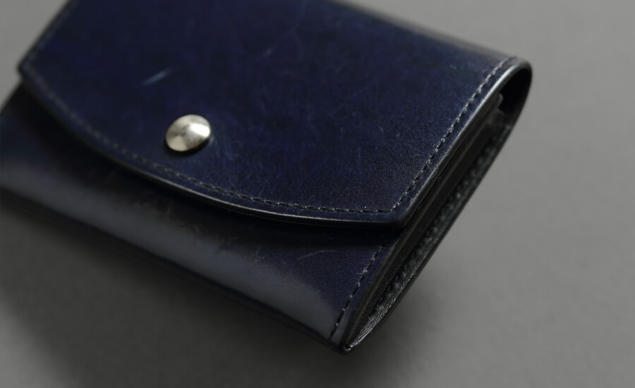 mark_名刺入れ02_ネイビー 丸みを帯びたフォルム