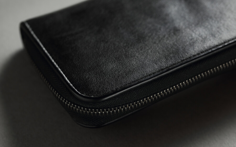page_ラウンド長財布01_ブラック カーブのエイジング感