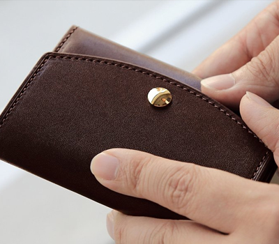 mark_名刺入れ02のホックの表面