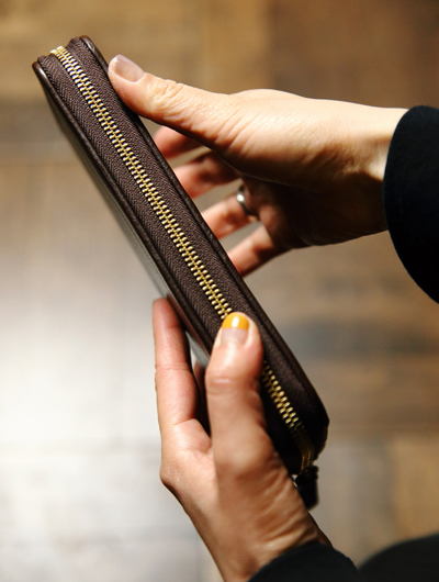 page_ラウンド長財布01_ダークブラウンがおすすめ