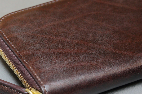 mark_ラウンド長財布02_ダークブラウンの手触り感