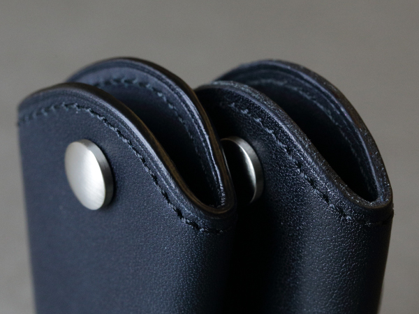 track_キーケース01_藍鉄の新品と並べた時のコバ面の印象