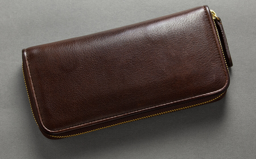 page_ラウンド長財布01_ダークブラウン 表面のエイジング感
