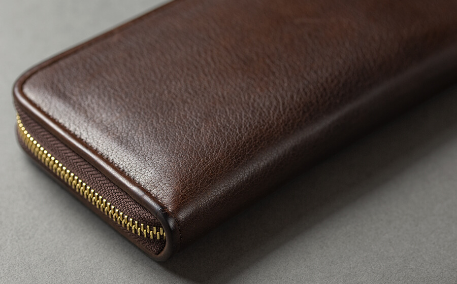page_ラウンド長財布01_ダークブラウン 表面のエイジング感