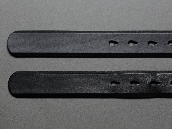 track_キーケース01_藍鉄の新品と並べた時の印象