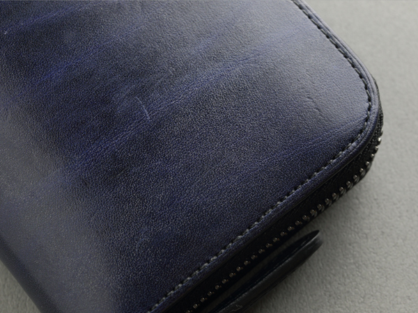 mark_ラウンド長財布02_ネイビーのオイルがうっすらと白く残っている箇所