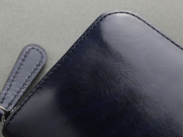 mark_ラウンド長財布02_ネイビーのオイルが消え艶が出てきた箇所