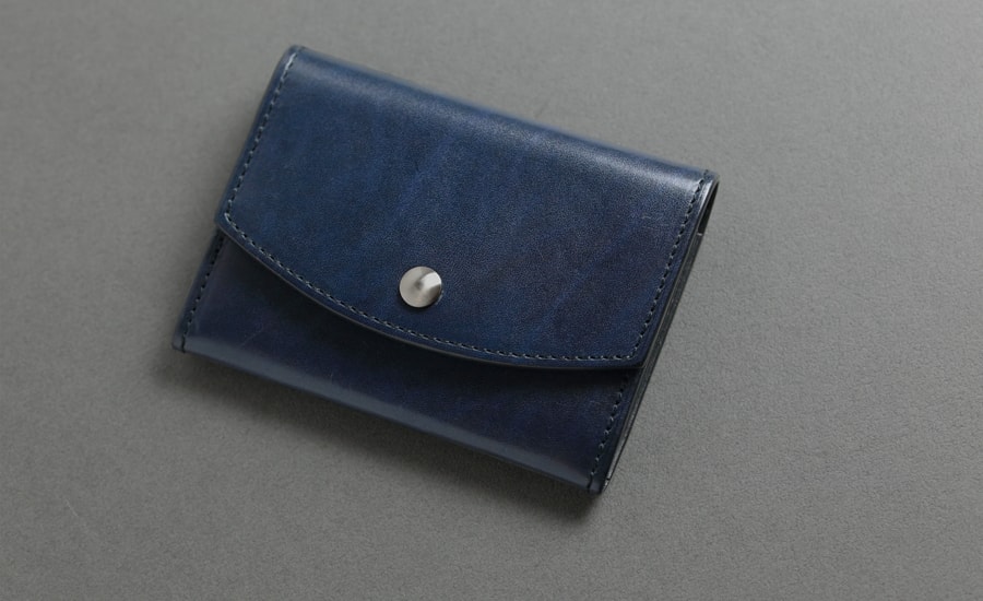 mark_名刺入れ02_ネイビー 表面のエイジング感