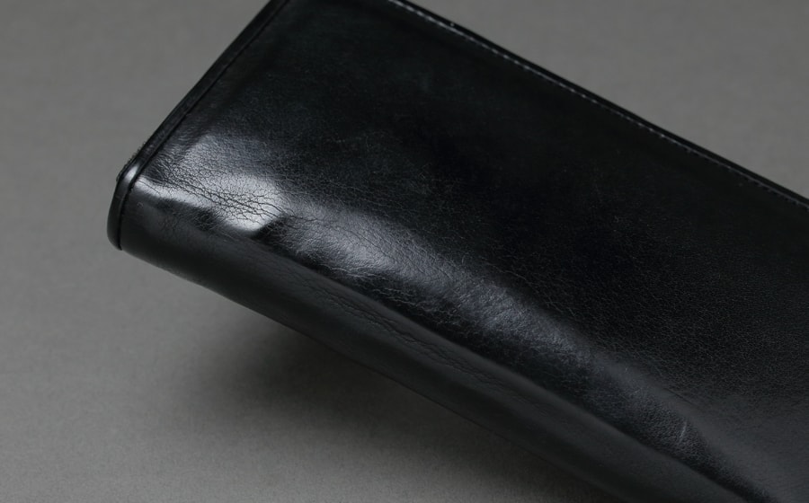page_ラウンド長財布01_ブラック カーブのエイジング感