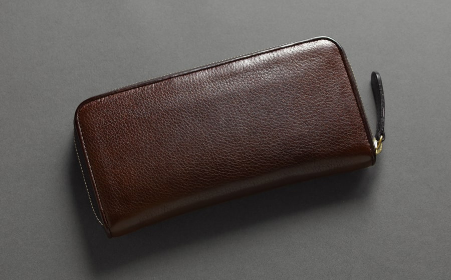 page_ラウンド長財布01_ダークブラウン 表面のエイジング感