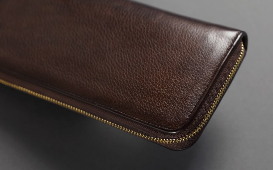 page_ラウンド長財布01_ダークブラウン 表面のエイジング感