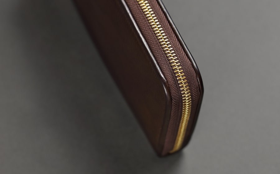 page_ラウンド長財布01_ダークブラウン 表面のエイジング感