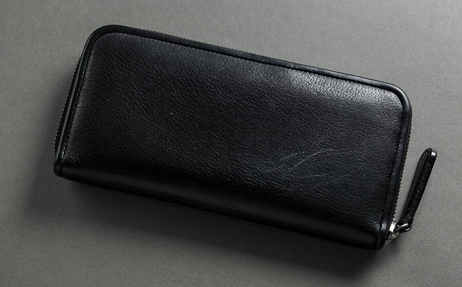 page_ラウンド長財布01_ブラック 裏面のエイジング感