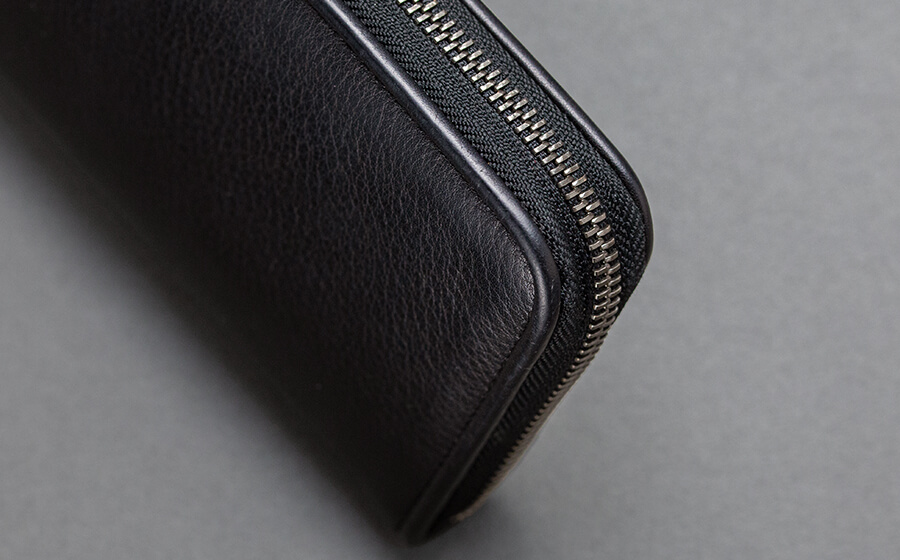 page_ラウンド長財布01_ブラック 表面のエイジング感