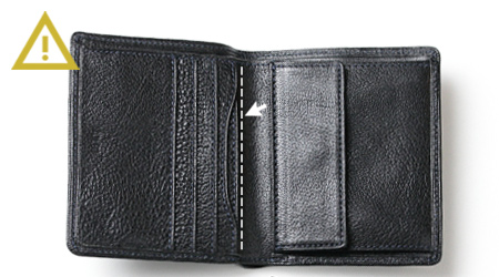 arrow_二つ折り財布02のポケットではない隙間