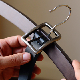 ベルトは吊るして通気